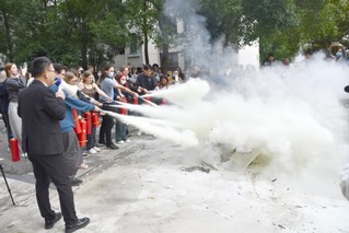 留学生公寓开展消防演练