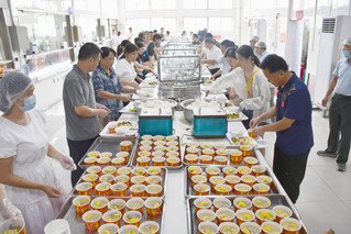 暖心汤品传敬意 浓情佳节暖师心...
