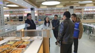 校领导检查指导新学期学生食堂食...